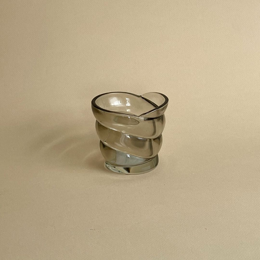 Pot en verre strié bleu