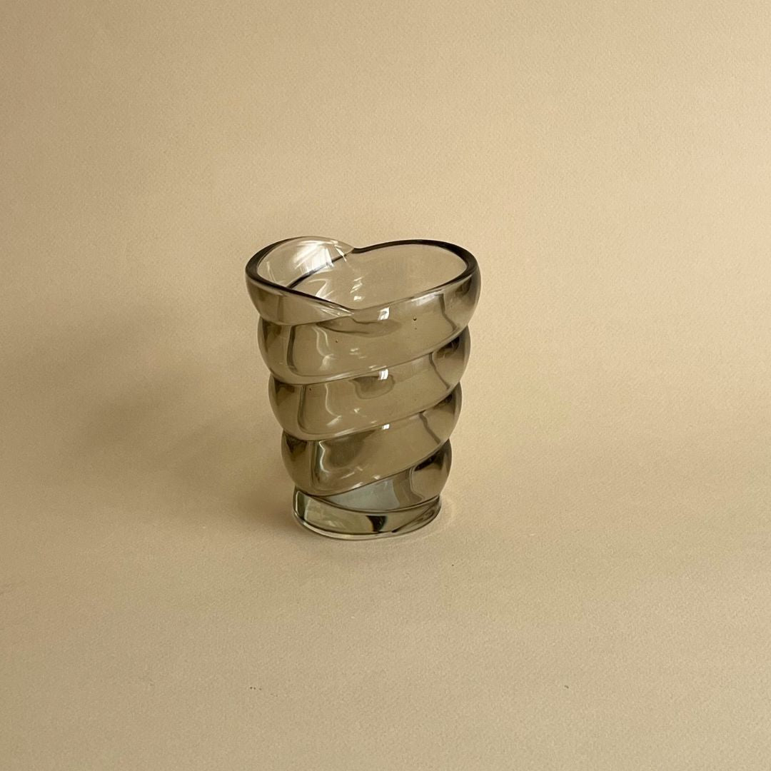 Pot en verre strié bleu
