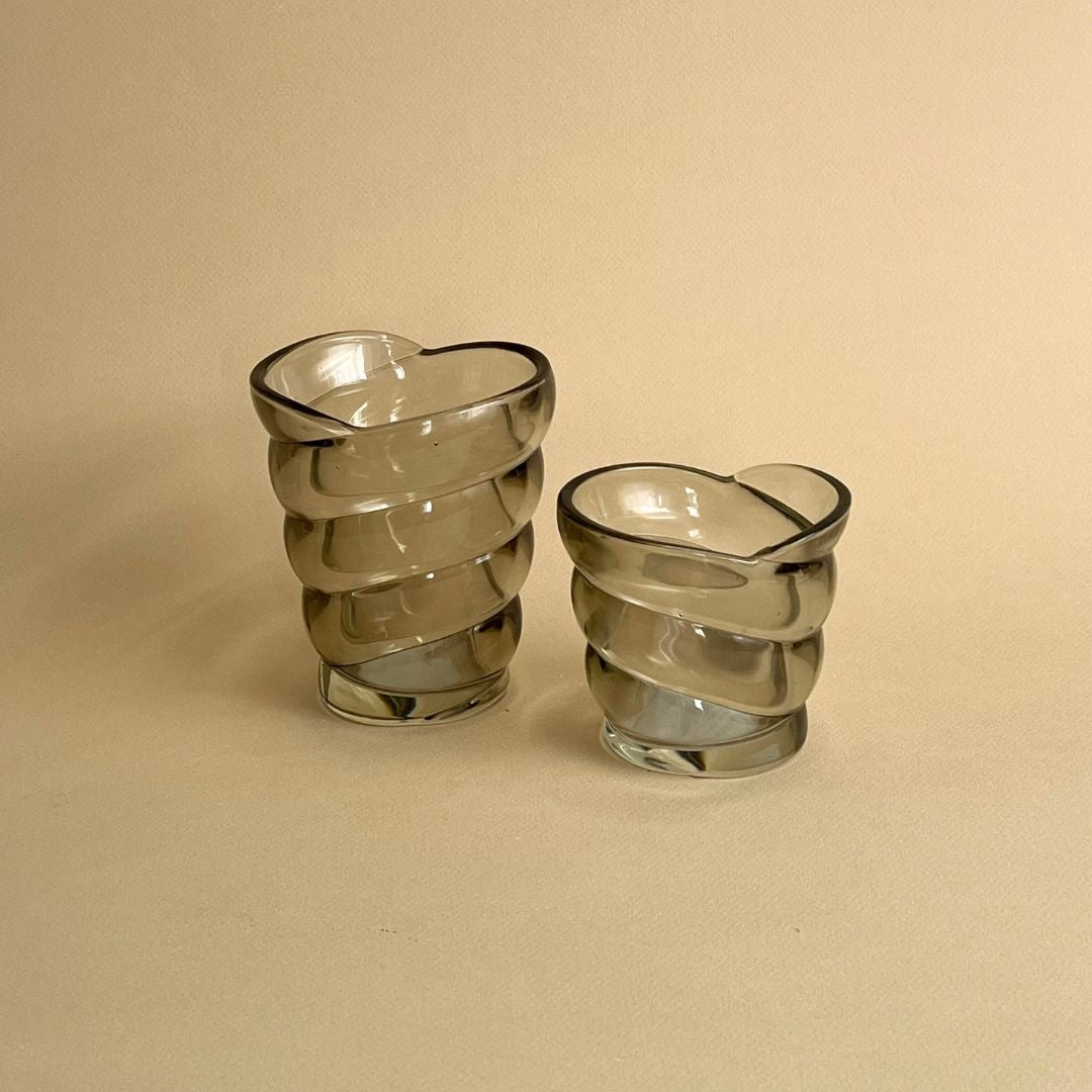 Pot en verre strié bleu