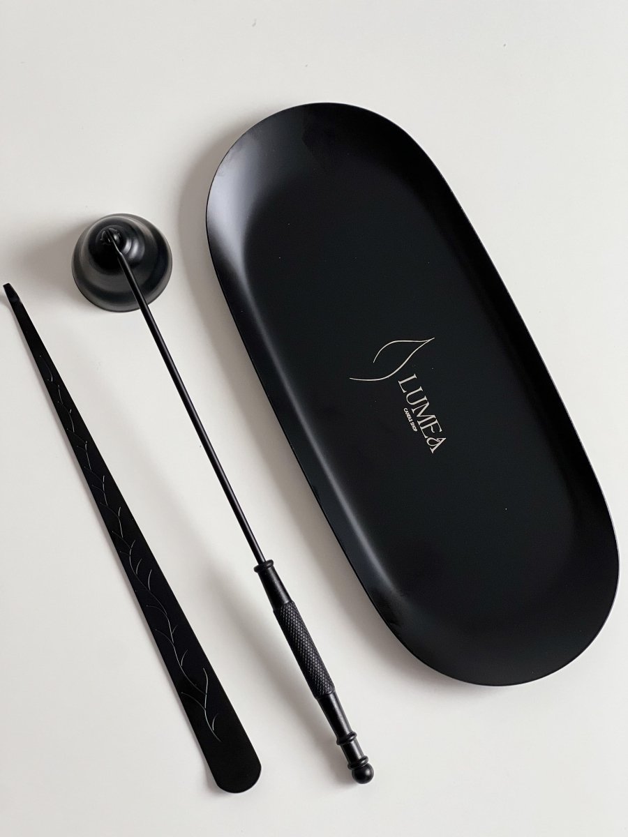 Kit d’accessoires pour bougies en métal noir mat comprenant coupe-mèche, éteignoir et plateau avec logo Lumea Deco, design élégant et minimaliste.