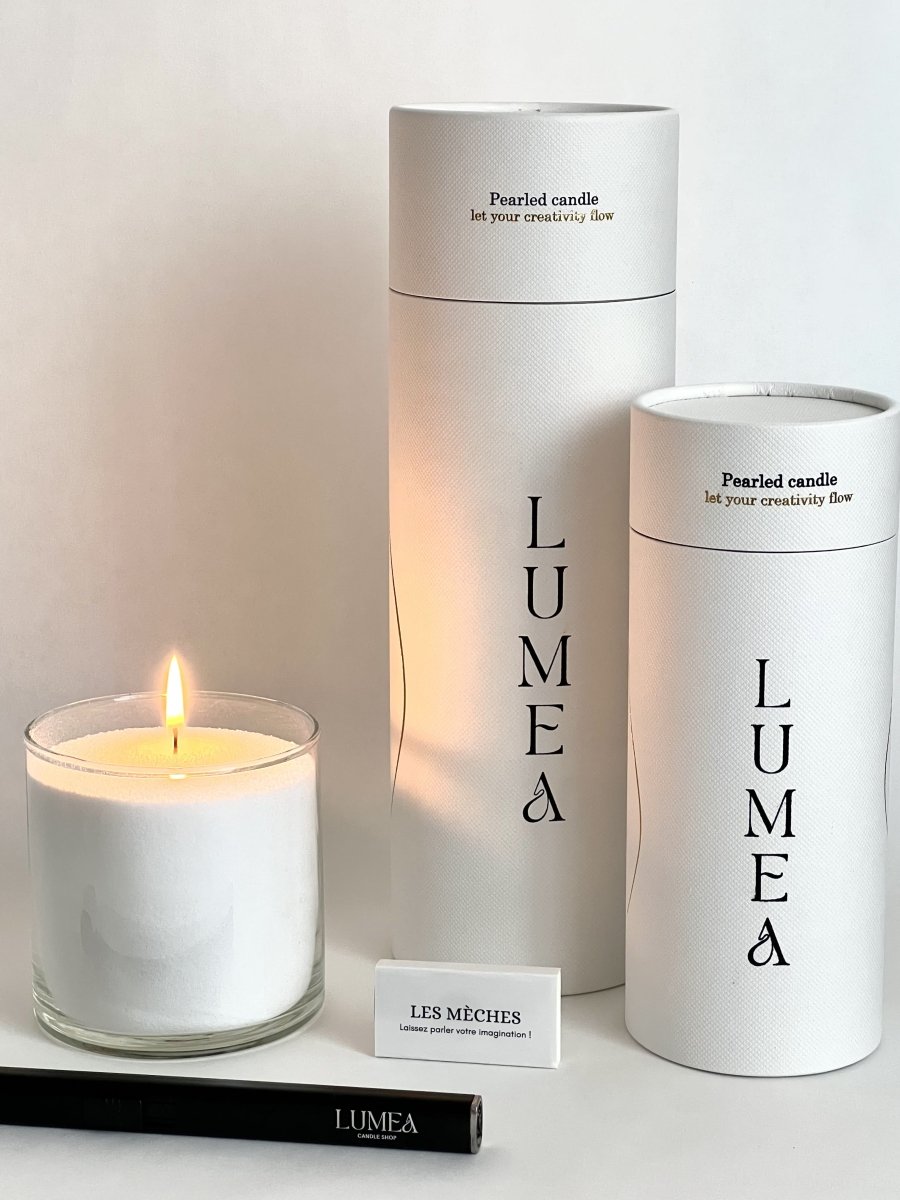 Kit bougie perlée Lumea Deco avec deux tubes packaging, bougie allumée dans verre transparent, recharge et mèches incluses – concept élégant et rechargeable.