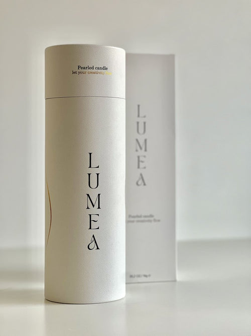 Bougie rechargeable 1kg Lumea – bougie en perles végétales, personnalisable, auto-sécurisante, dans un packaging blanc haut de gamme, idée cadeau.