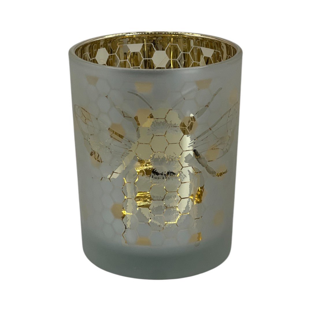 photophores en verre givré blanc avec motifs d’abeilles dorées et alvéoles en nid d’abeille, intérieur doré brillant, ambiance nature et chic.