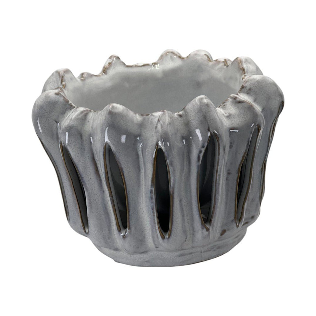 Photophore en céramique gris à structure ajourée et forme sculpturale. Design original, idéal pour sublimer une bougie perlée ou créer un jeu d’ombres élégant.
