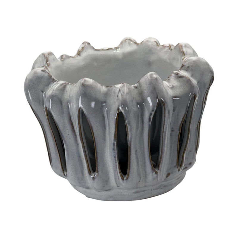 Photophore en céramique gris à structure ajourée et forme sculpturale. Design original, idéal pour sublimer une bougie perlée ou créer un jeu d’ombres élégant.