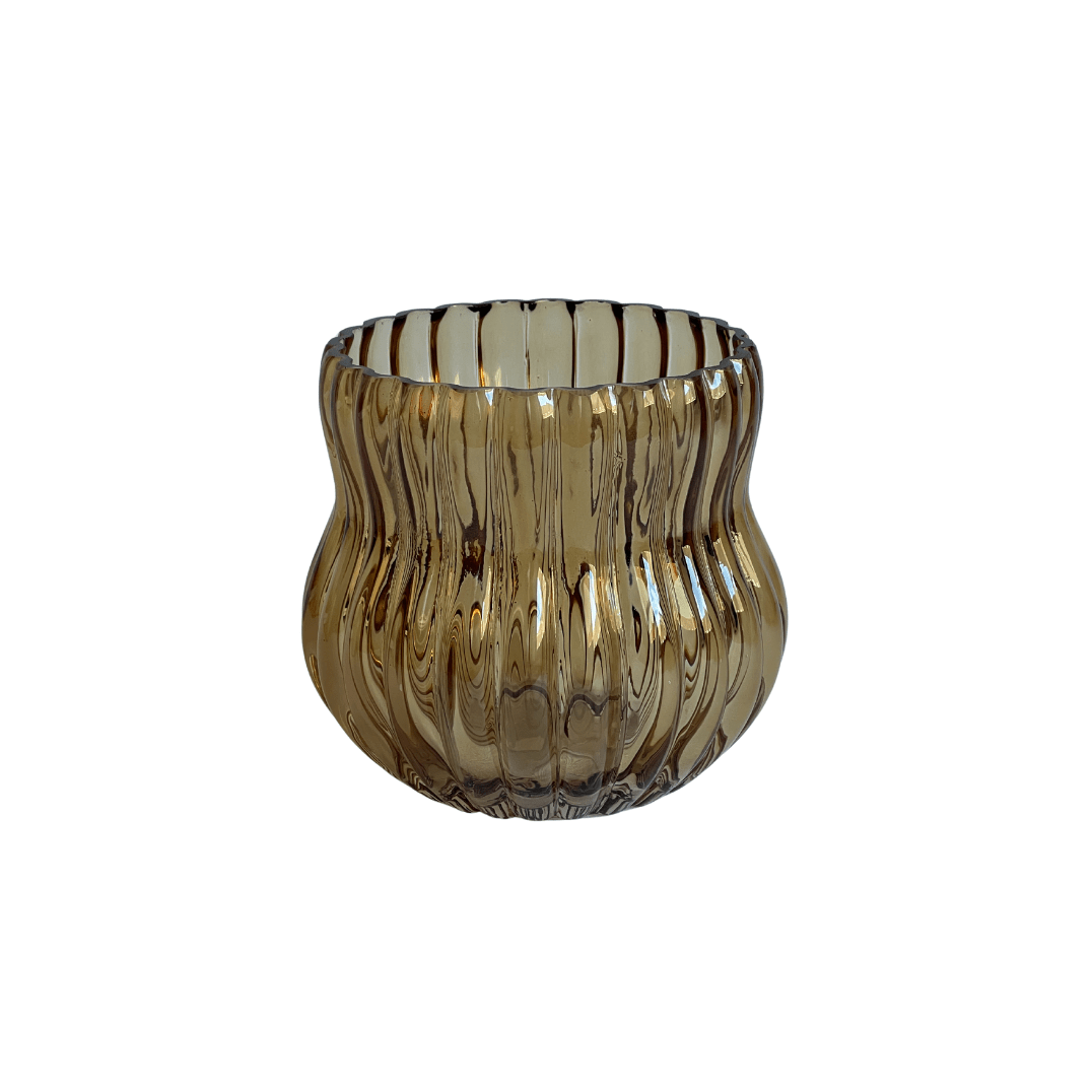 Photophore en verre ambré avec rainures verticales ondulées. Effet lumineux chaleureux, parfait pour créer une ambiance cosy. Idéal en centre de table ou en déco d’appoint.