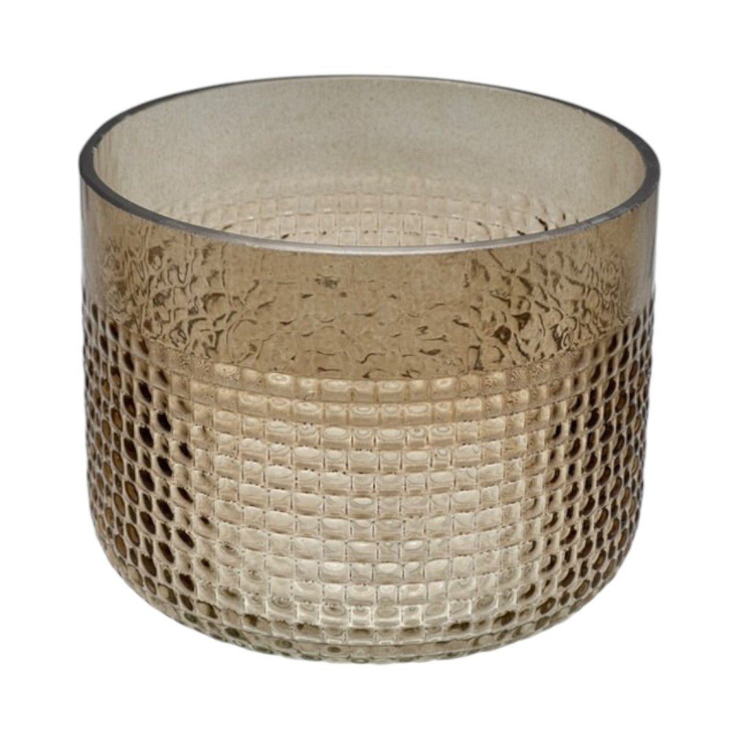 Photophore en verre ambré avec texture quadrillée en relief, parfait pour une ambiance chaleureuse, contemporaine et raffinée.