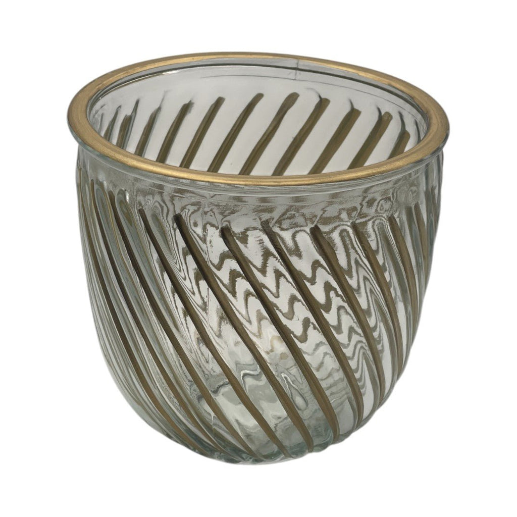 Photophore en verre transparent avec motif strié en diagonale et rebord doré, au design chic et moderne pour une ambiance élégante.