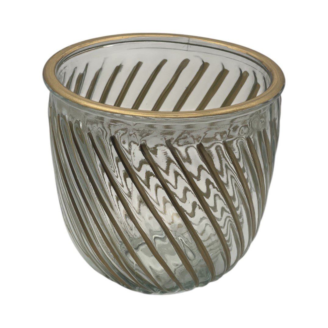 Photophore en verre transparent avec motif strié en diagonale et rebord doré, au design chic et moderne pour une ambiance élégante.