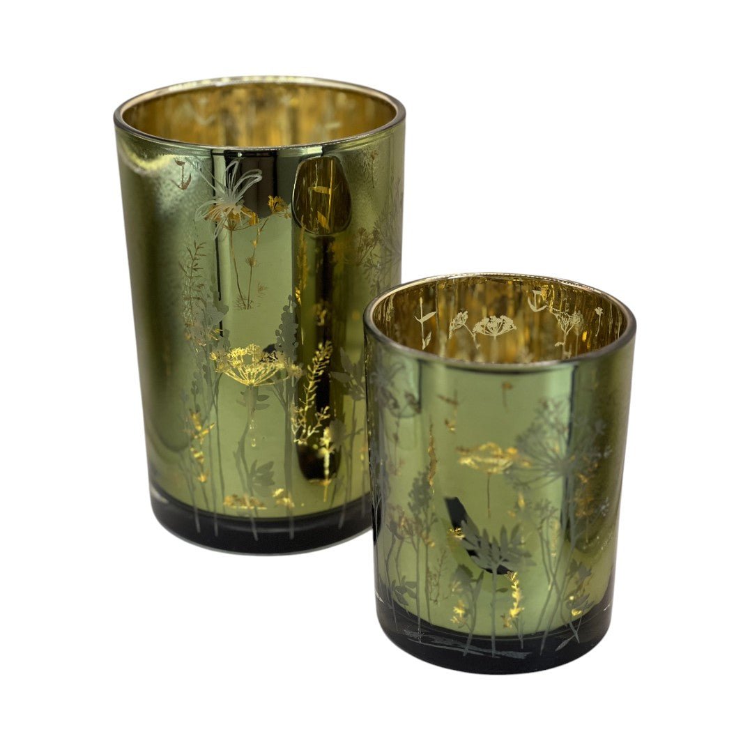 Duo de photophores en verre vert avec motifs floraux dorés, intérieur métallisé pour une lumière chaleureuse, style nature chic.