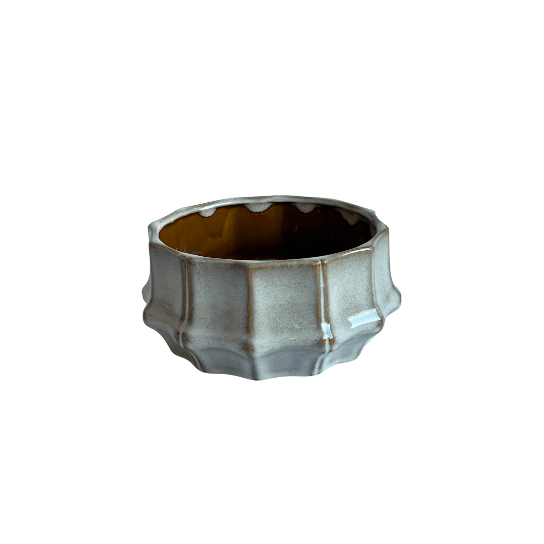 Pot en céramique beige à reliefs géométriques, intérieur émaillé marron brillant. Idéal pour bougie perlée, plante grasse ou composition florale. Parfait comme idée cadeau décorative.