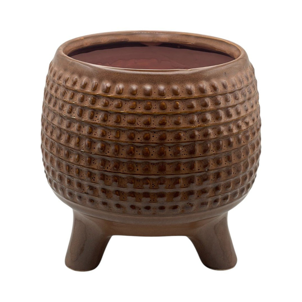 Pot décoratif en céramique marron avec motif sculpté, monté sur trois pieds, idéal pour plantes ou bougie, style vintage et chaleureux.