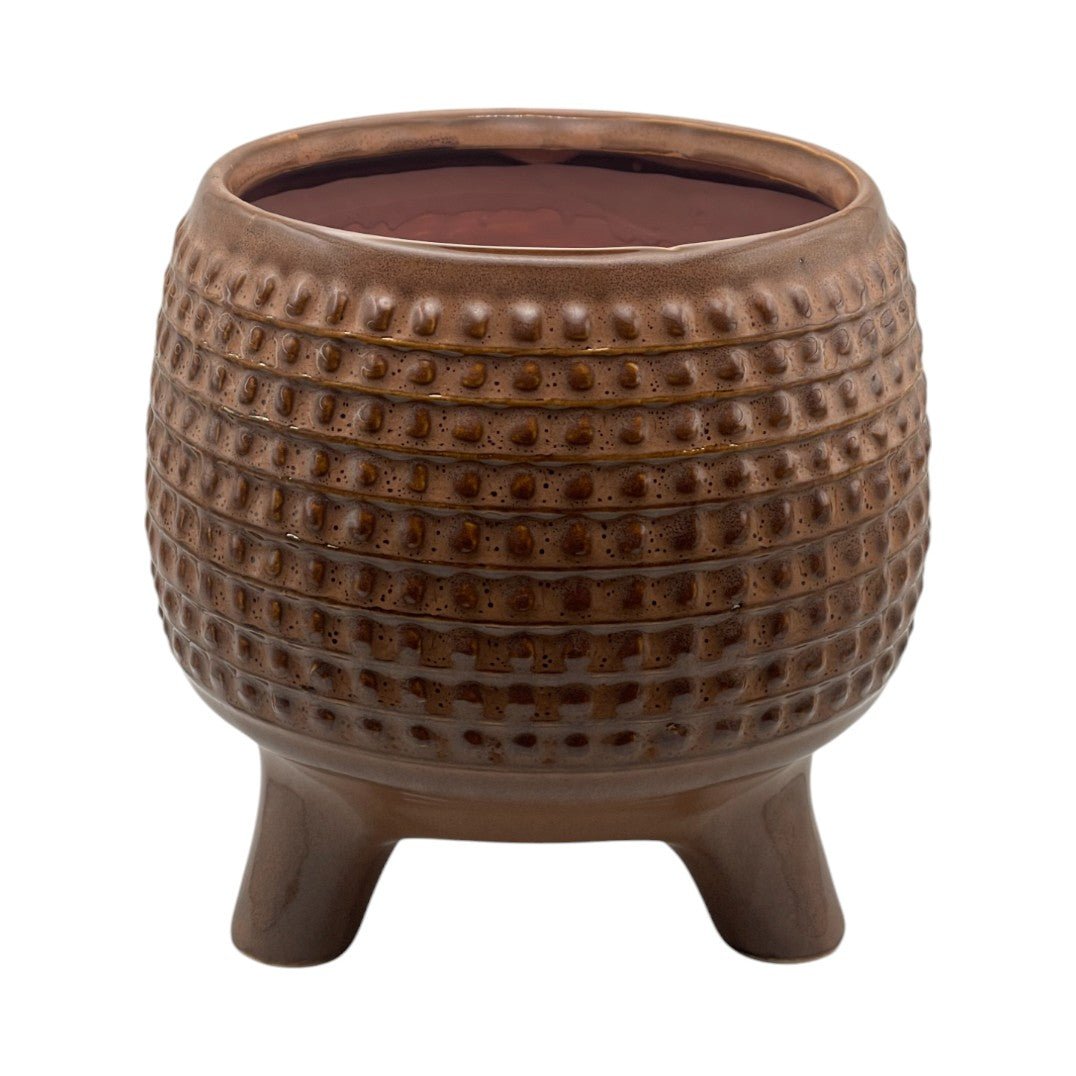 Pot décoratif en céramique marron avec motif sculpté, monté sur trois pieds, idéal pour plantes ou bougie, style vintage et chaleureux.