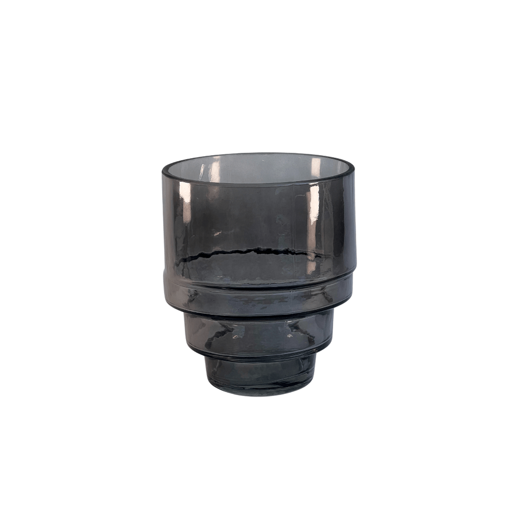 Pot en verre fumé au design modulaire et lignes géométriques. Convient pour bougie perlée, fleurs ou petit rangement déco. Élégant, moderne, parfait en idée cadeau.