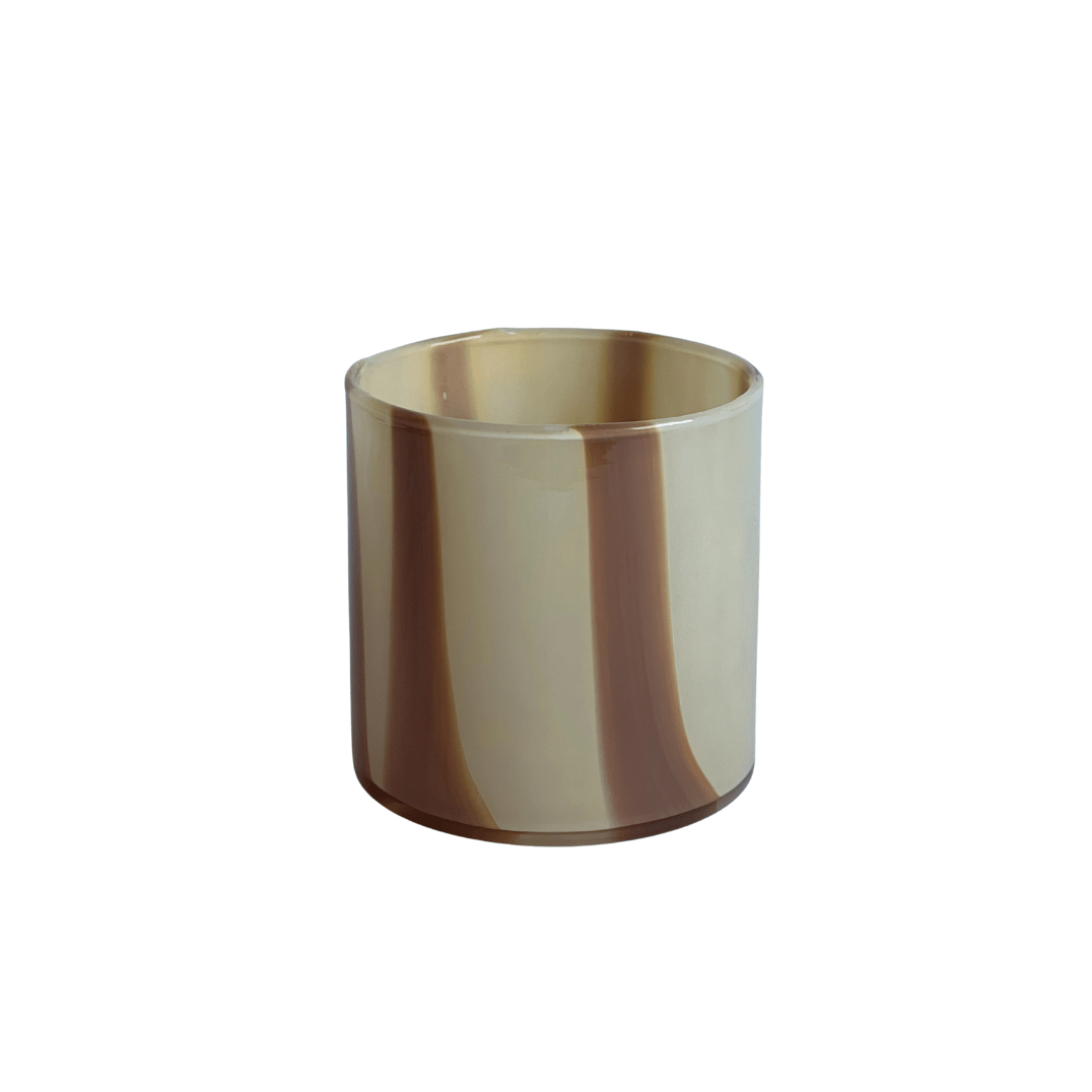 Pot en verre aux teintes marbrées beige et marron, finition brillante. Idéal comme contenant pour bougie perlée ou comme élément de décoration minimaliste.