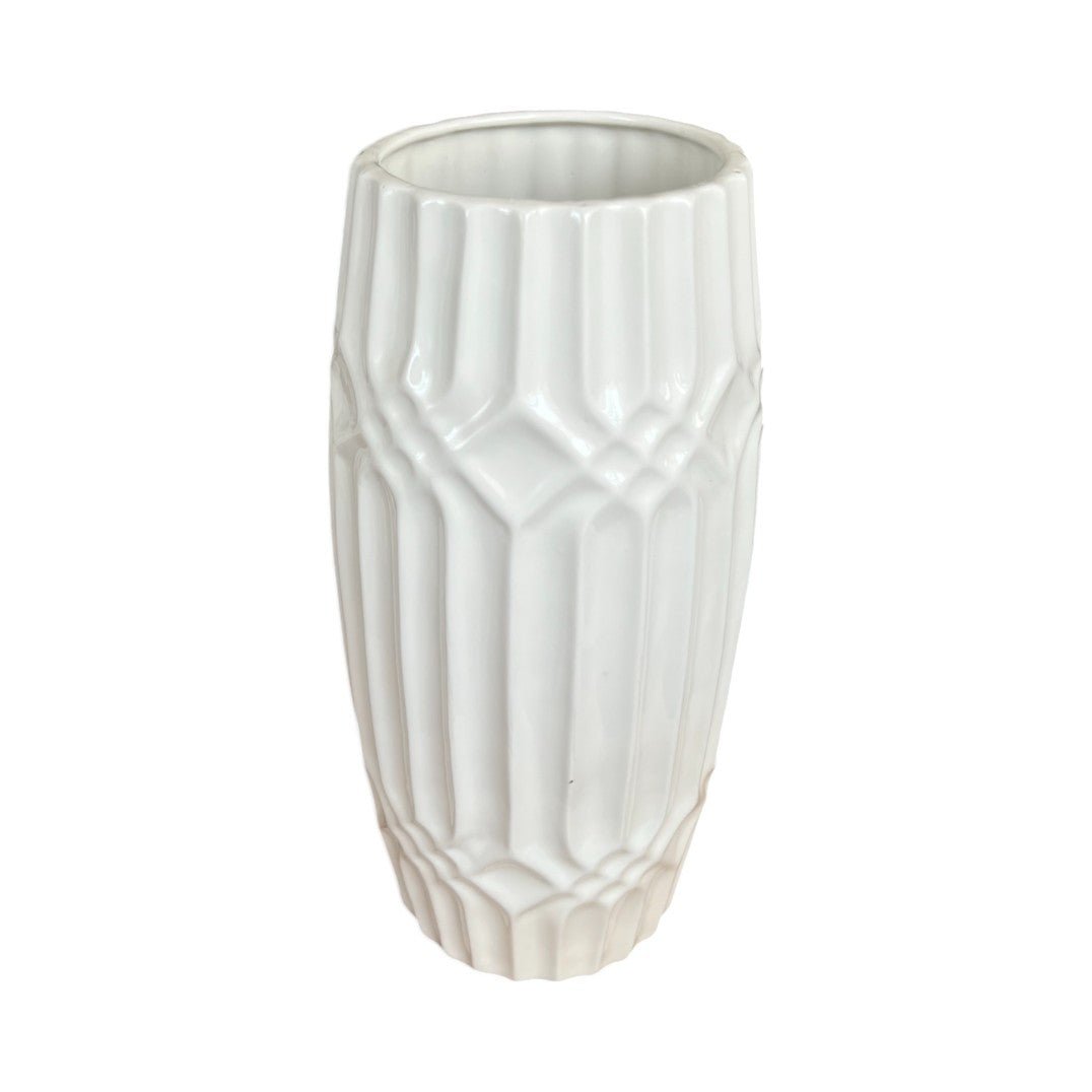 Vase en céramique blanc, forme haute avec motifs en relief géométriques, idéal pour une décoration intérieure moderne et épurée.