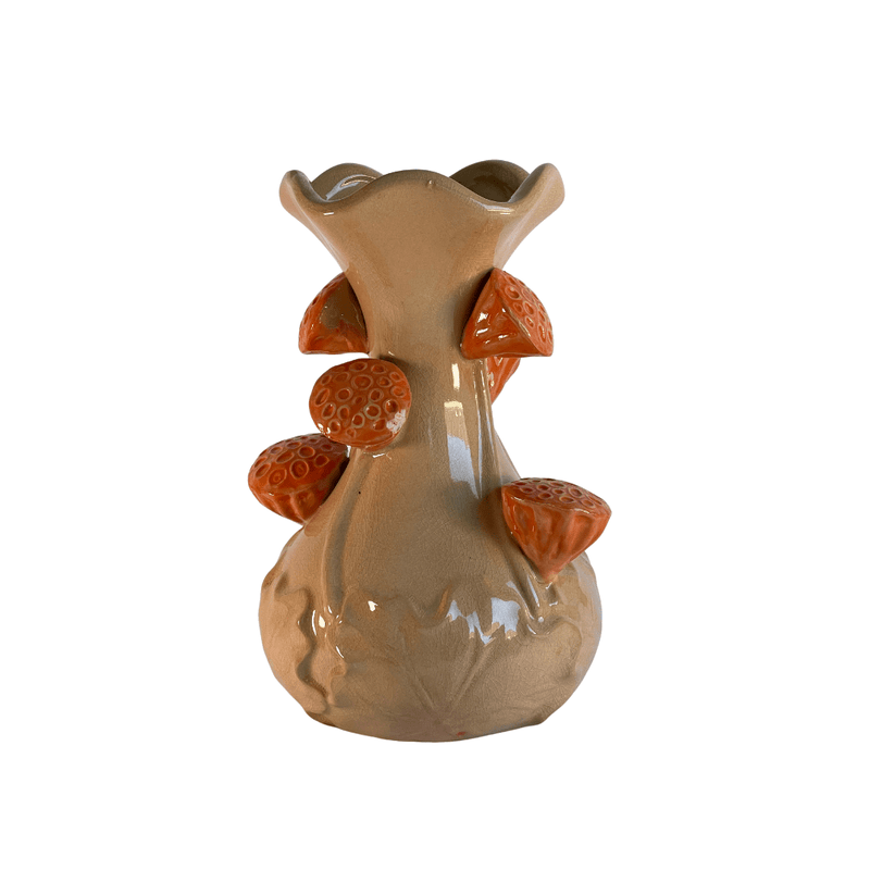 Vase décoratif beige en céramique avec reliefs orange en forme organique. Idéal pour accueillir des fleurs ou à offrir en cadeau design et original.