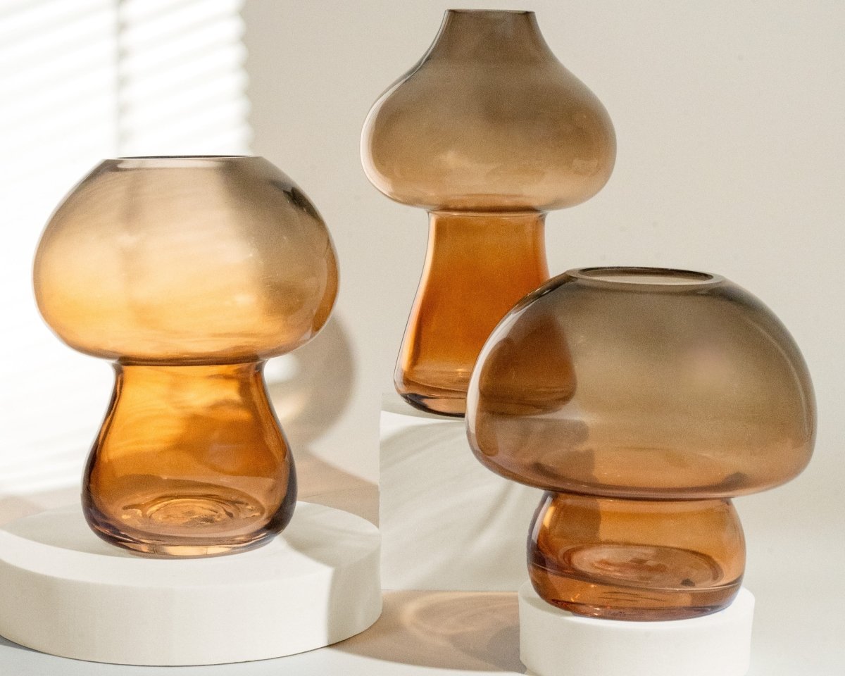 Trio de vases en verre ambré aux formes organiques et arrondies type champignon, parfaits pour une décoration intérieure contemporaine ou comme idée cadeau originale.