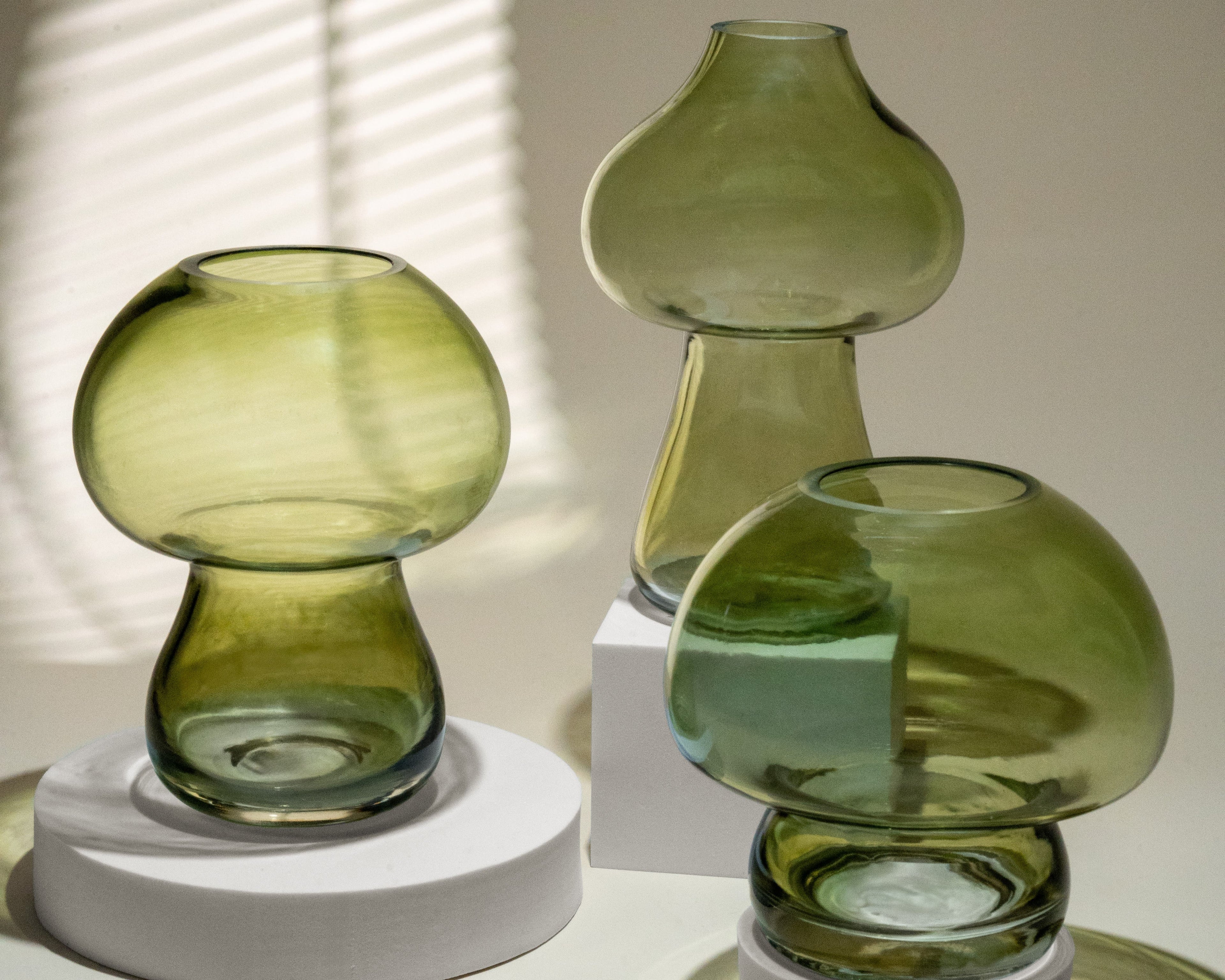 Trio de vases en verre ambré aux formes organiques et arrondies type champignon, parfaits pour une décoration intérieure contemporaine ou comme idée cadeau originale.